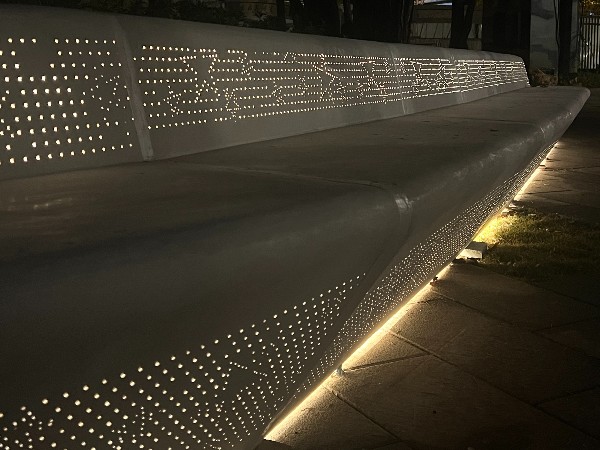 結(jié)合自然與科技：<i style='color:red'>透光混凝土坐凳</i>，白天與黑夜各顯風(fēng)采