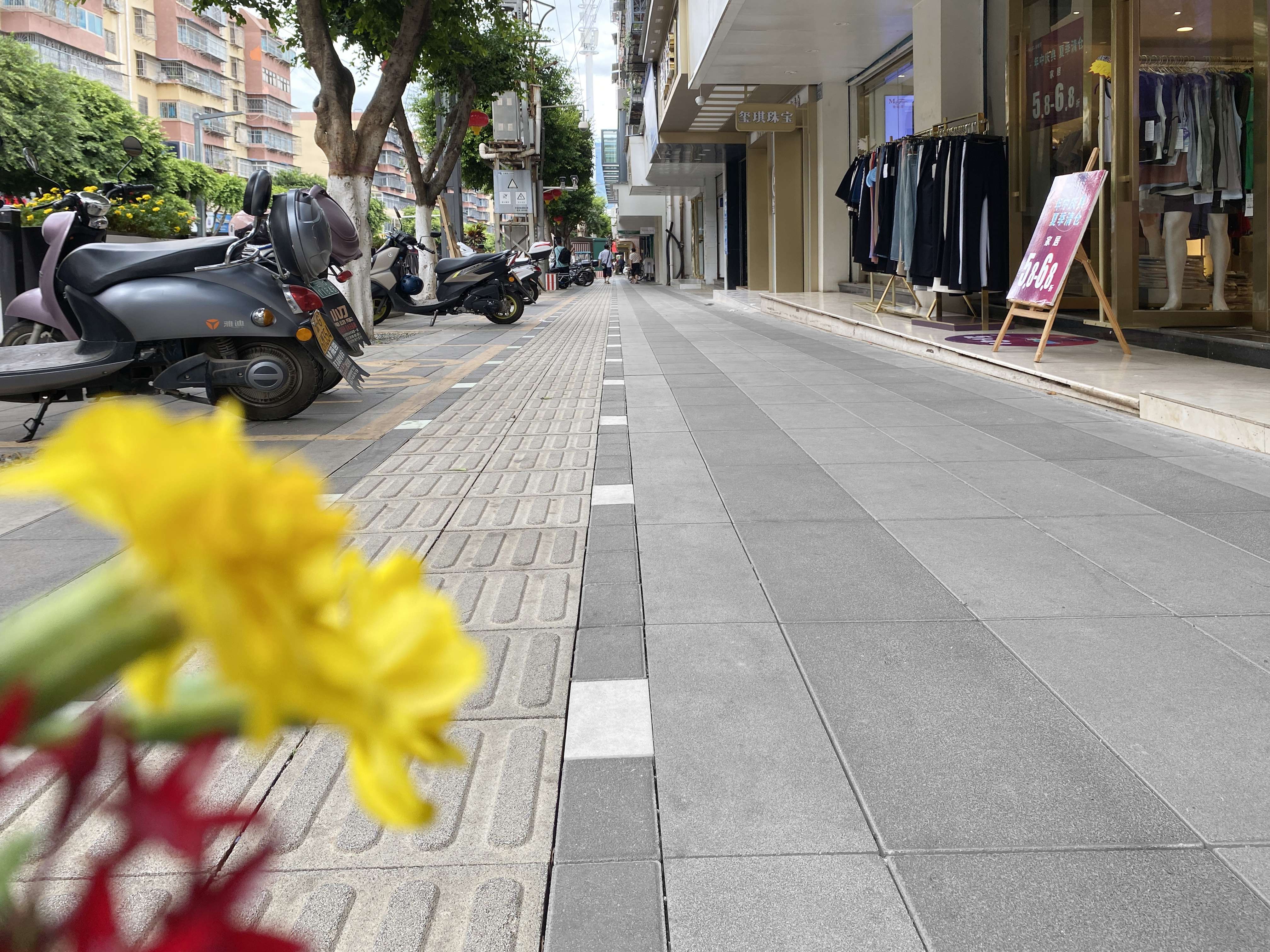 城市更新---靈泉西路人行道改造