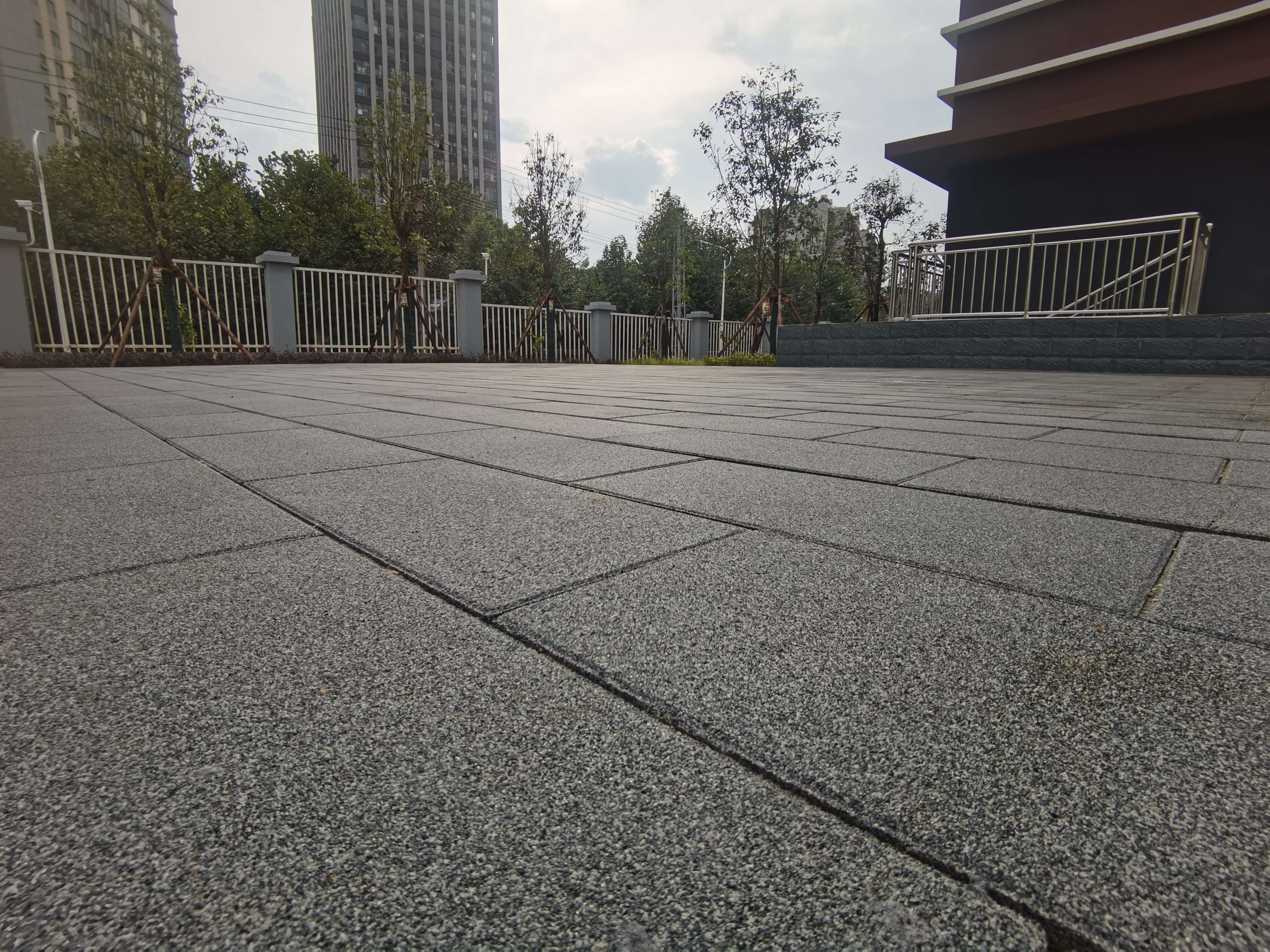 關(guān)上試驗學(xué)校關(guān)嶺校區(qū)項目采用筑輝透水PC磚、臻巖PC板、仿石景觀坐凳產(chǎn)品